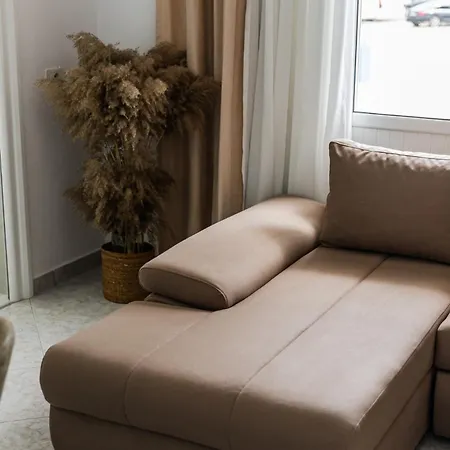 1br With Mountain Views By Pikhost Daire Golem (Tirana)