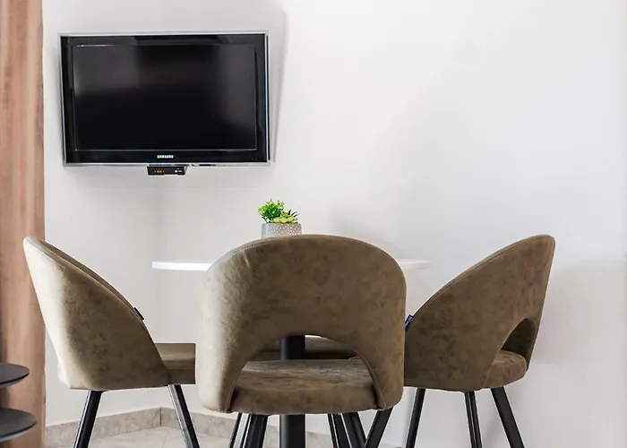 Apartment 1br With Mountain Views By Pikhost Golem (Tirana)